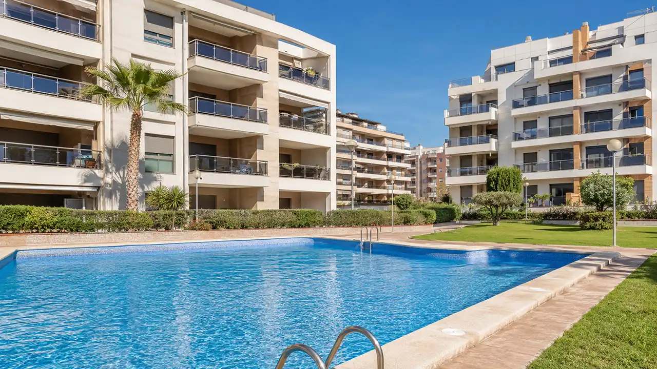 Apartamentos con piscina comunitaria Apartamentos con piscina comunitaria