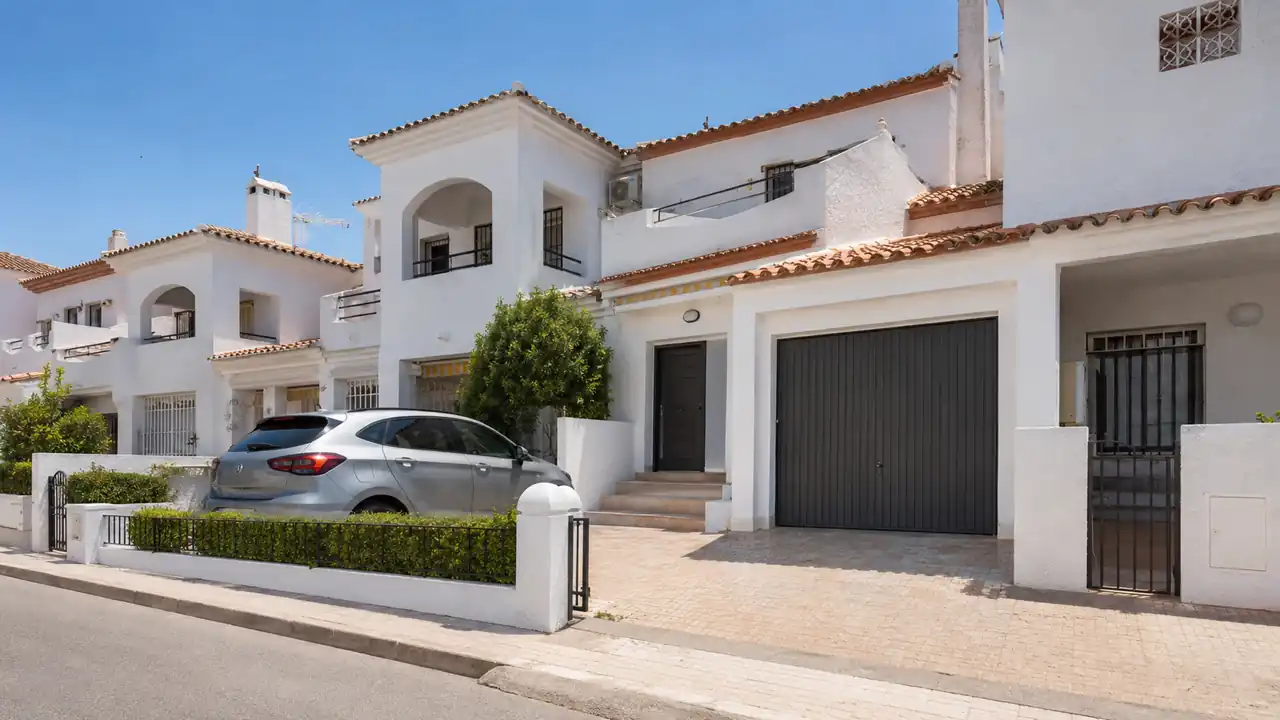 Casas adosadas con garaje o aparcamiento Casas adosadas con garaje o aparcamiento