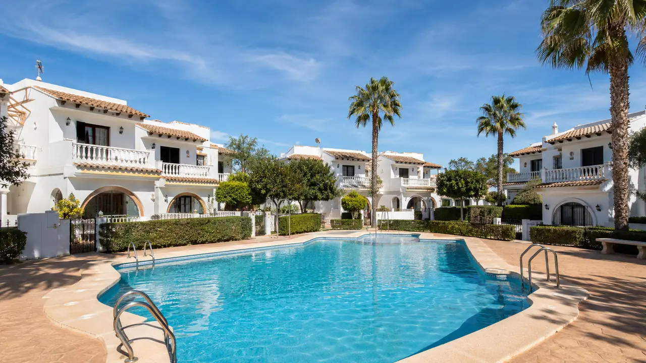 Dúplex con piscina comunitaria Dúplex con piscina comunitaria
