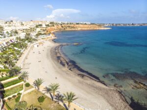 Playa de Aguamarina en Dehesa de Campoamor, Orihuela Costa (Alicante), cala tranquila con rocas y aguas claras