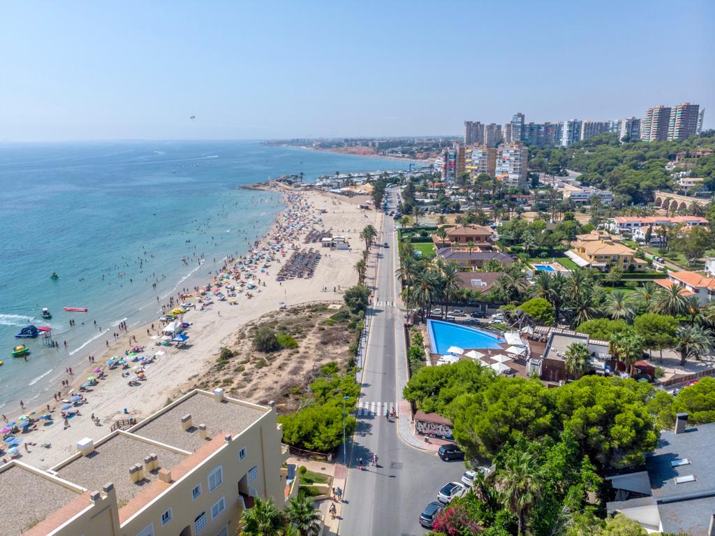 Playa de la Glea, Dehesa de Campoamor, Orihuela Costa durante un día soleado.